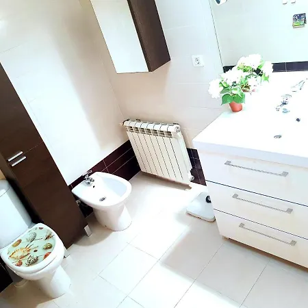 Piso Amplio De 3 Habitaciones, 2 Banos, Ascensor Y Parking *