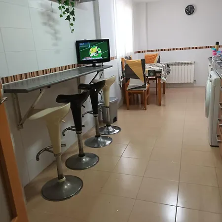 Piso Amplio De 3 Habitaciones, 2 Banos, Ascensor Y Parking